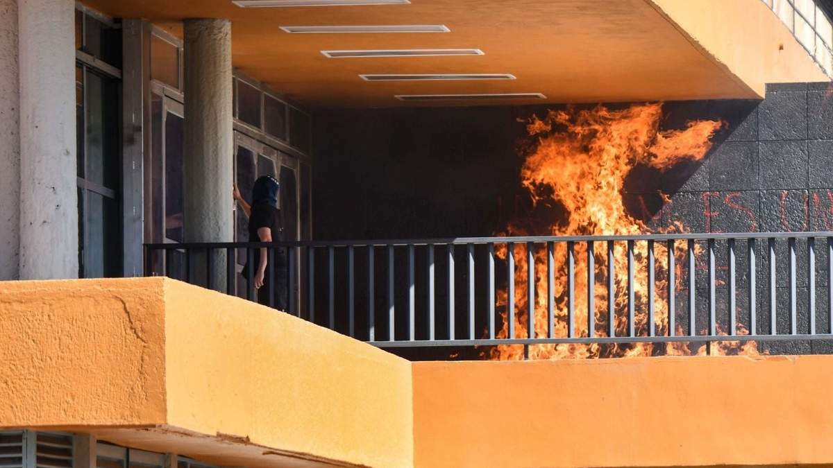 Encapuchados causaron destrozos en Ciudad Universitaria