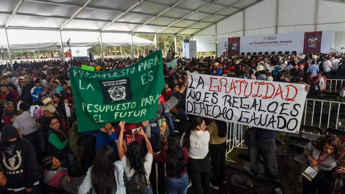 Integrantes del Enjambre Estudiantil Unificado se manifestaron durante la vista de Sheinbaum