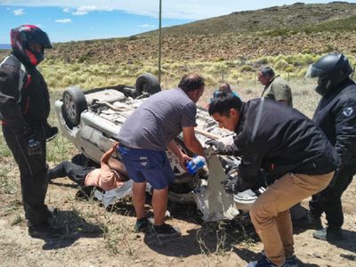 Volcó su auto en la Ruta 237, quedó atrapado y fue rescatado antes de que se incendiara por completo