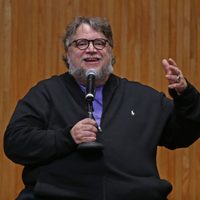 Tunden a Guillermo del Toro por elogiar a “Emilia Pérez”