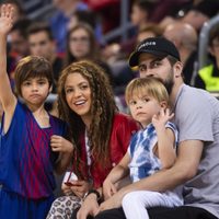 Bajo los rayos del sol y sobre blancas arenas: Shakira y Piqué disfrutan de sus sorprendentes vacaci