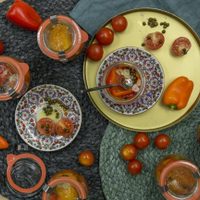 Tomates marinados: la receta exprés para acompañar con tostadas y con la técnica para no ensuciar mucho