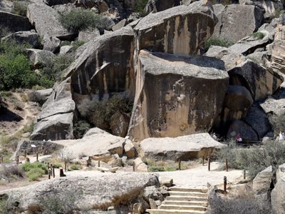 Hallaron restos humanos en una posible tumba de 10 mil años de antigüedad en Azerbaiyán