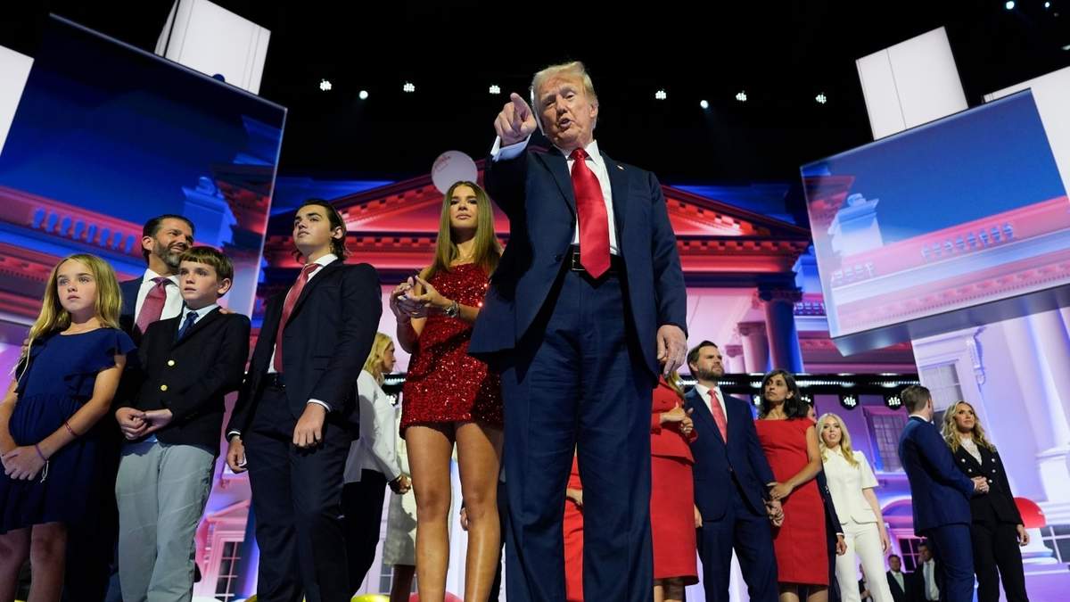 Donald Trump con su familia y la de JD Vance