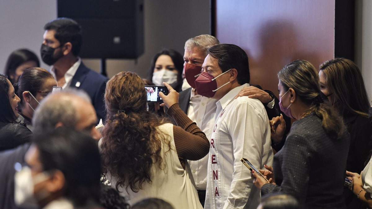 El dirigente nacional de Morena Mario Delgado acompañado por la secretaria general Citlalli Hernández presidieron la reunión de diputados locales electos