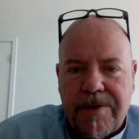 Responsable de llamadas falsas con voz de Biden dice que intentó mostrar necesidad de reglas para IA