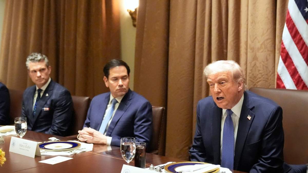 Donald Trump habla mientras el secretario de Estado Marco Rubio y el secretario de Defensa, Pete Hegseth, lo escuchan durante un almuerzo en la Sala del Gabinete de la Casa Blanca