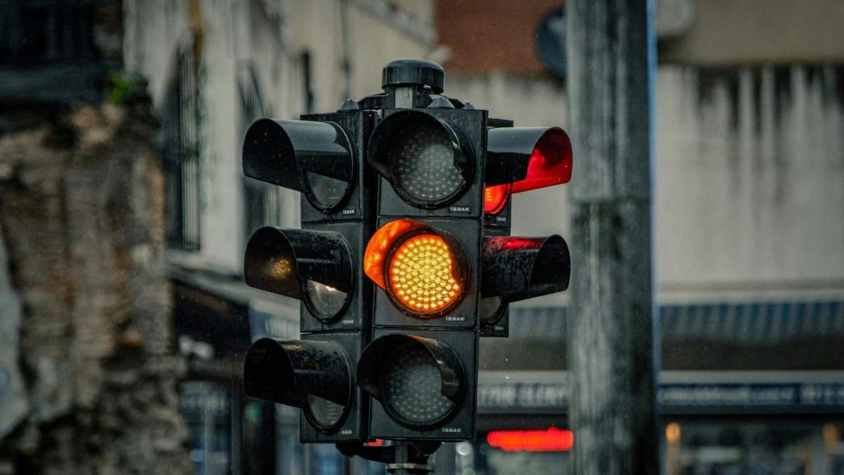 Ingenieros analizan la implementación de una cuarta luz en semáforos como parte de innovación vial