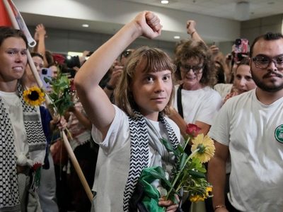 Greta Thunberg llegó a Atenas junto con otros miembros de la flotilla