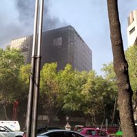 Se incendia edificio que pertenecía al ISSSTE sobre Paseo de la Reforma; se intoxicó una mujer