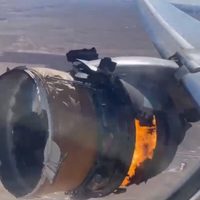 Avión de United Airlines esparce restos de su motor sobre suburbios de Denver