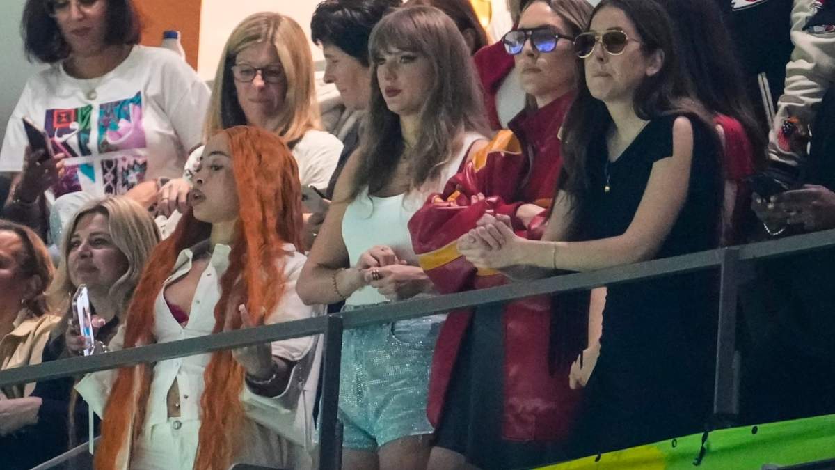 Ice Spice, de izquierda a derecha, Taylor Swift, Este Haim y Alana Haim observan durante la primera mitad del Super Bowl 59 de la NFL entre los Chiefs de Kansas Cityy los Eagles de Filadelfia, el domingo 9 de febrero de 2025, en Nueva Orleans