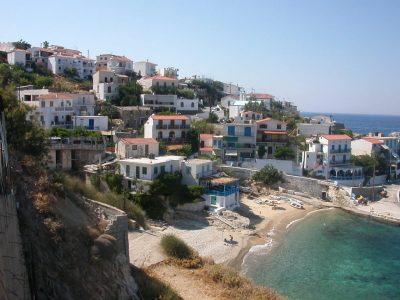 La isla de Grecia con casas escondidas de los piratas