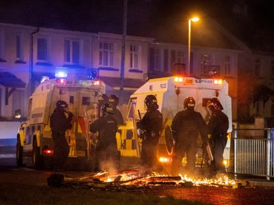 Estalla la violencia en Irlanda del Norte por tercera noche consecutiva