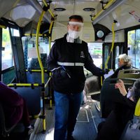 Tensión por el "desmadrado" uso del transporte público en pleno pico del coronavirus