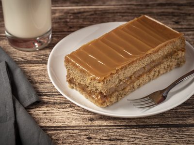 Con solo 1 yema y sin prender el horno, prepará esta exquisita tarta de dulce de leche para la merienda