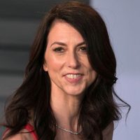 Quién es MacKenzie Scott y por qué se convirtió en la nueva mujer más rica del planeta