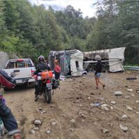 Un camión de gran porte volcó sobre la ruta de los Siete Lagos y complicó el tránsito