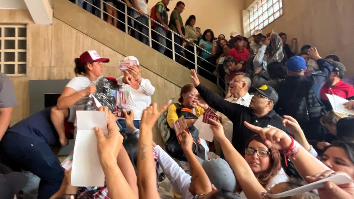 Mochilas a cambio del boleto en el evento de Clara Brugada