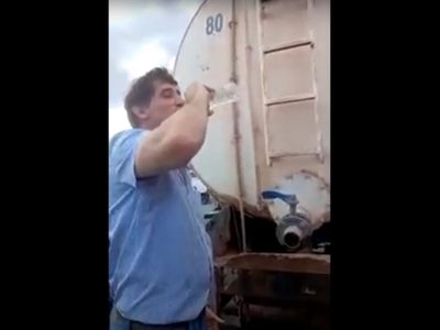 Funcionario tomó un sorbo de agua del camión para convencer a los vecinos que era agua potable