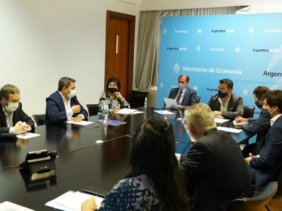 Martínez mantuvo una reunión de trabajo con autoridades de las provincias hidrocarburíferas