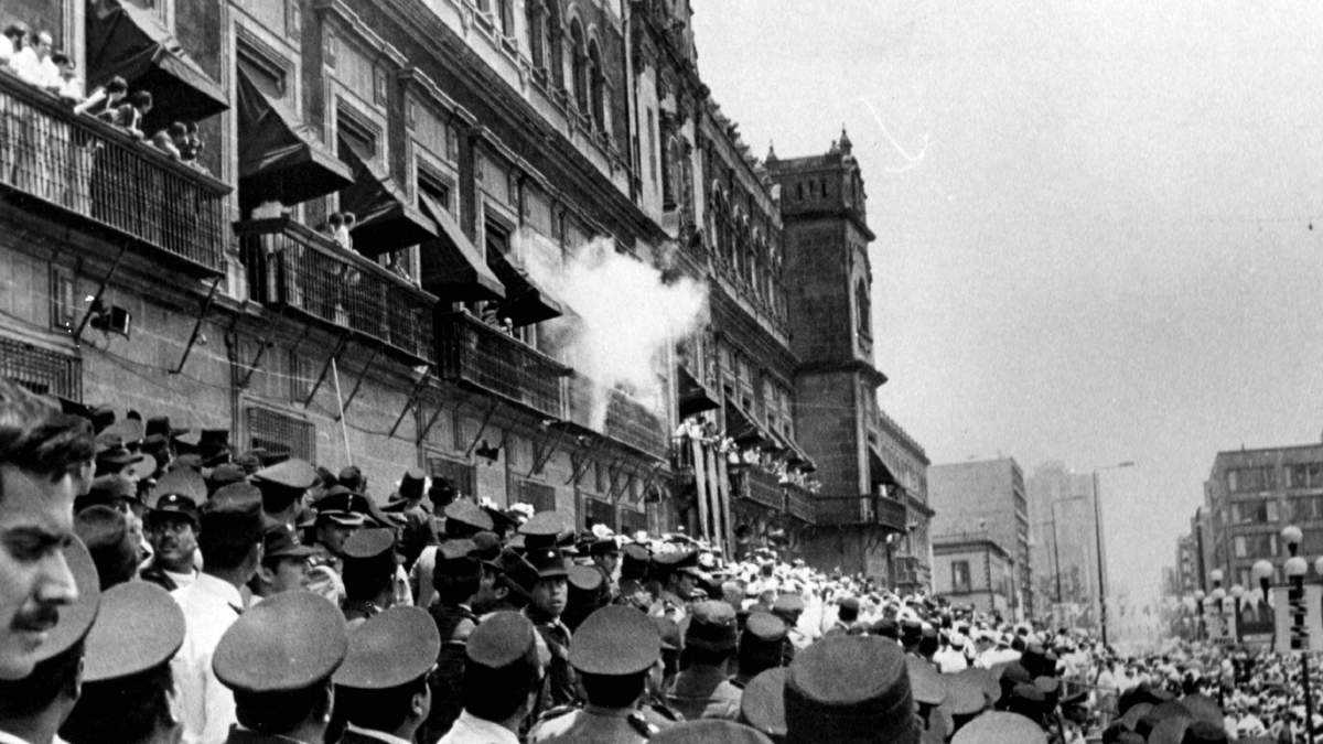 En el desfile del Di´a del Trabajo, diversos contingentes obreros protestan ante el Presidente Miguel de la Madrid, quien presencio´ desde el balco´n central y explota la segunda bomba molotov en un balco´n de Palacio Nacional.