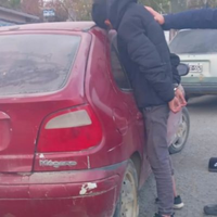 Dos sujetos fueron detenidos luego de abrir un auto con un inhibidor y robar elementos