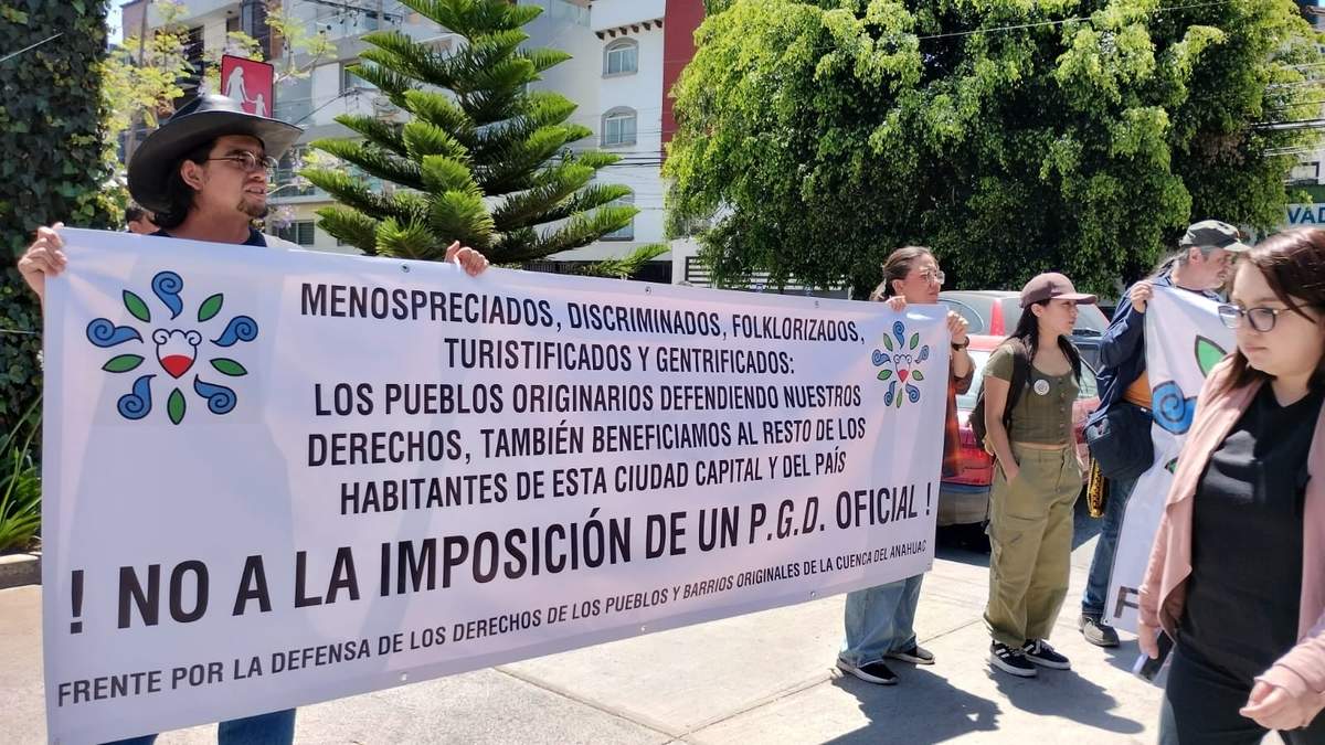 Integrantes del Frente por la Defensa de los Derechos de los Pueblos y Barrios del Anáhuac se pronuncian en contra de un Plan General de Desarrollo oficial