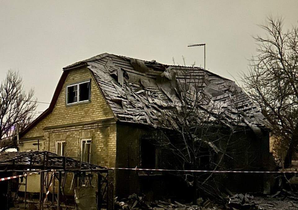 Los objetivos fueron derribados, pero los escombros cayeron en los distritos de Darnytskyi y Holosiivsky, mientras que una casa resultó gravemente dañada en Bortnychi.