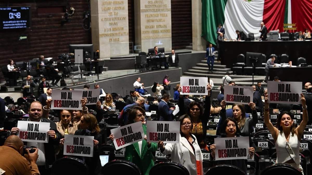 Protesta de diputados opositores contra la Ley de Amparo