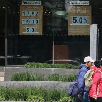 Avance de Trump 'noquea” al peso; dólar cierra en $19.56