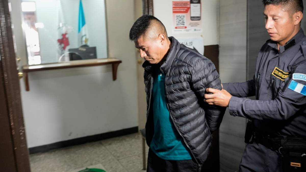 Rigoberto Román Miranda Orozco, acusado de ayudar a coordinar el intento de contrabando de migrantes de 2022 que resultó en la muerte de 53 migrantes en Texas, es escoltado por un guardia de prisión