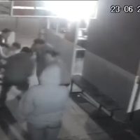 Con la maniobra de Heimlich, una policía y un bombero salvaron a dos menores