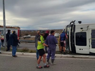 Volcó un camión mientras intentaba ingresar a la Autovía Norte