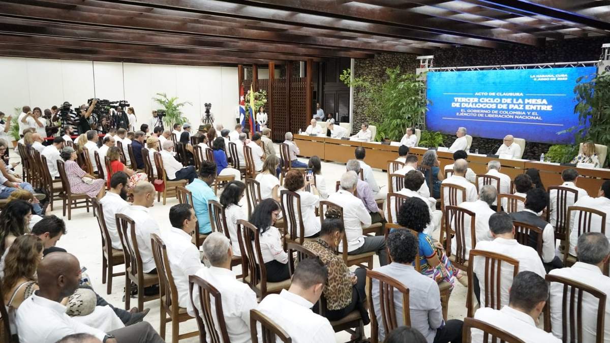 Firma del cese del fuego durante el tercer ciclo de la mesa de diálogos de paz entre Colombia y el ELN, llevado a cabo en Cuba. 9 de junio de 2023