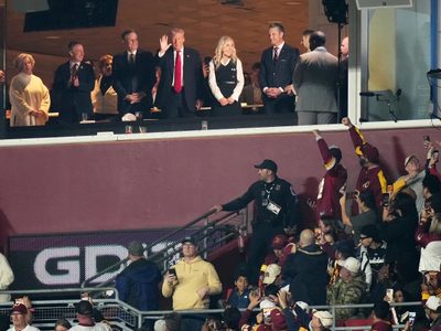 Trump es recibido con abucheos durante el partido de Commanders vs. Lions en la NFL (Video)