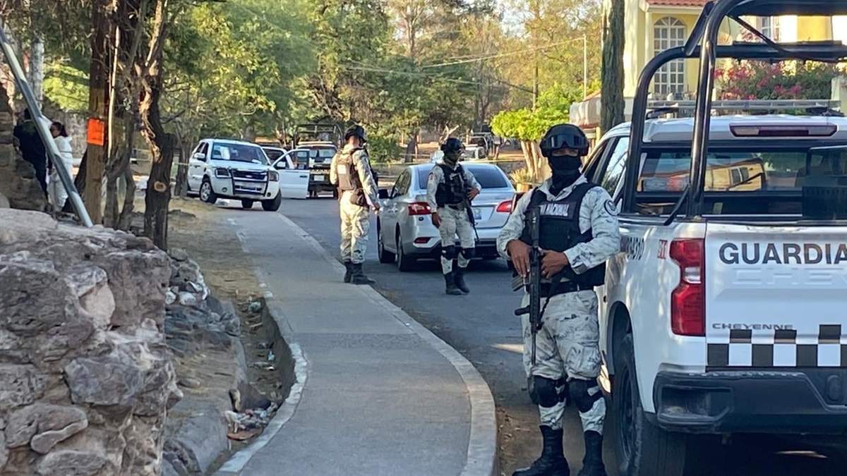 Los estudiantes viajaban en una camioneta blanca cuando fueron atacados
