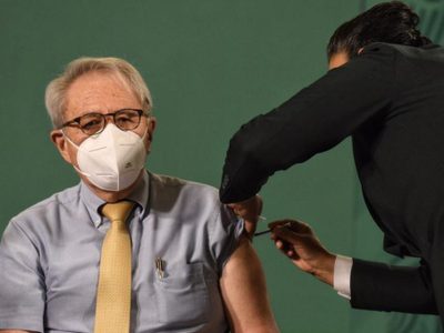 Jorge Alcocer recibe segunda dosis de vacuna contra covid; AMLO, la siguiente semana