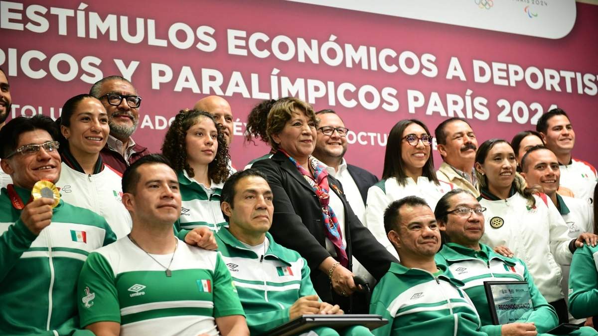 Delfina Gómez y José Ramón López Beltrán con deportistas