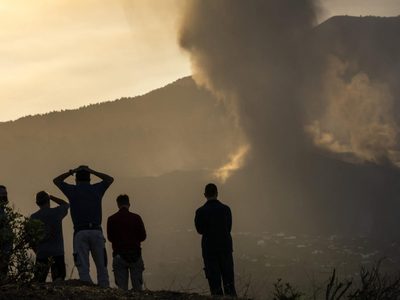 Caos total: se rompió el cono del volcán de La Palma y una colada de lava enorme se dirige al mar