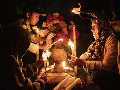Iluminan con velas y altares el camino para reencontrarse con sus muertos en Oaxaca