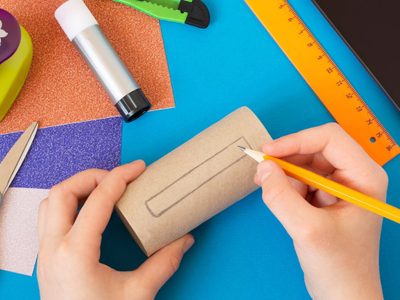 No tires los rollos de papel higiénico y aprovechalos para crear la decoración navideña más fácil y sustentable de este año