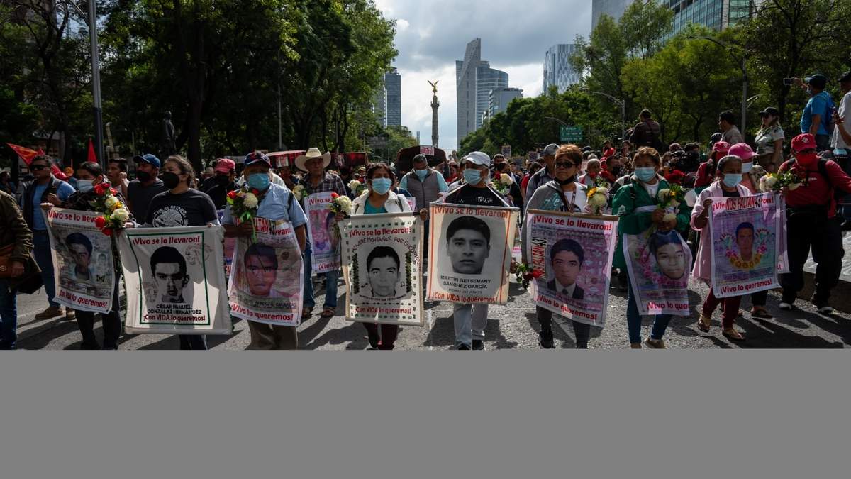 Marcha, a 8 años de la desaparición forzada de 43 estudiantes normalistas de Ayotzinapa