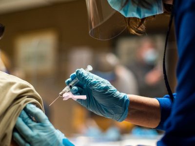 Estados Unidos aprueba las vacunas de refuerzo de Pfizer para personas mayores en alto riesgo