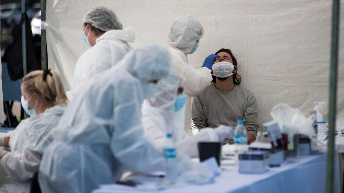 Hisopado para detectar coronavirus. Fuente: (Twitter)