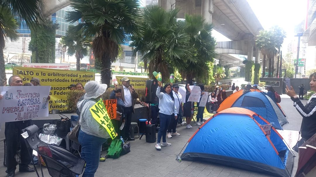 Plantón trabajadores Puebla Foto Especial