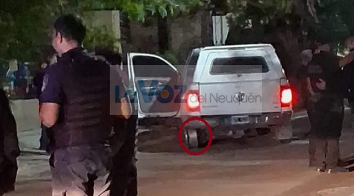 La camioneta quedó con una rueda reventada y a centímetros de incrustarse contra una vivienda. Fuente: (La Voz del Neuquén)