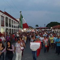 Reprime PF con gases a padres de familia que respaldan a maestros en Chiapas