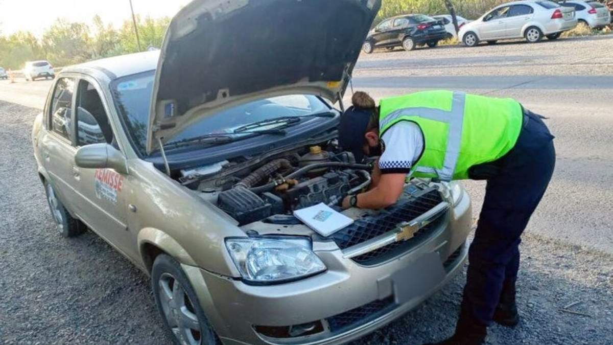 Agente de Seguridad Vial controla un vehículo. Fuente: (Twitter)