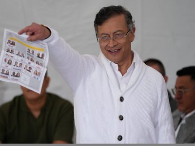 Un populista de extrema derecha y un izquierdista pasan a segunda vuelta en Colombia